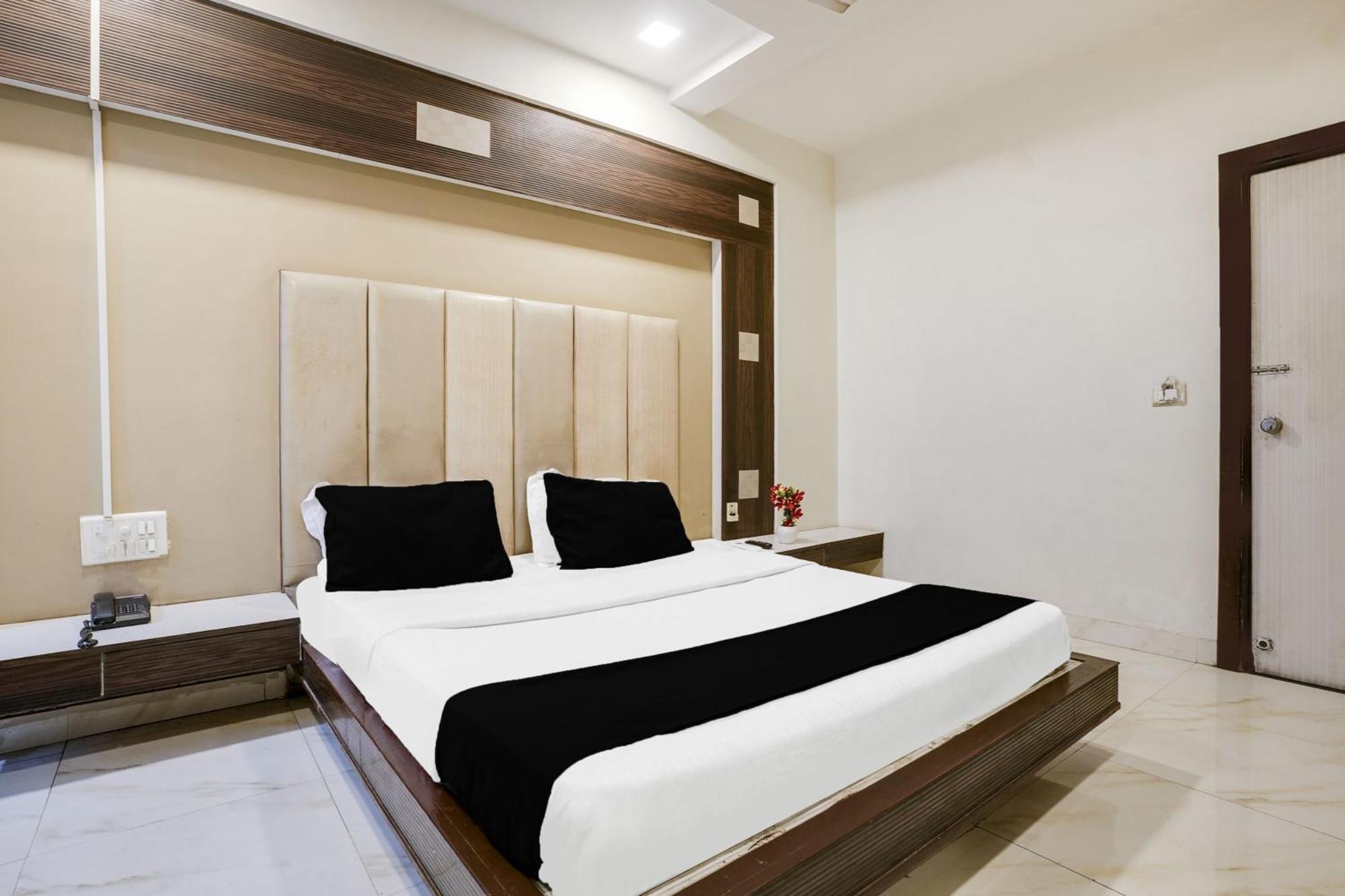 Hotel O Vanya Palace 阿穆达巴 外观 照片