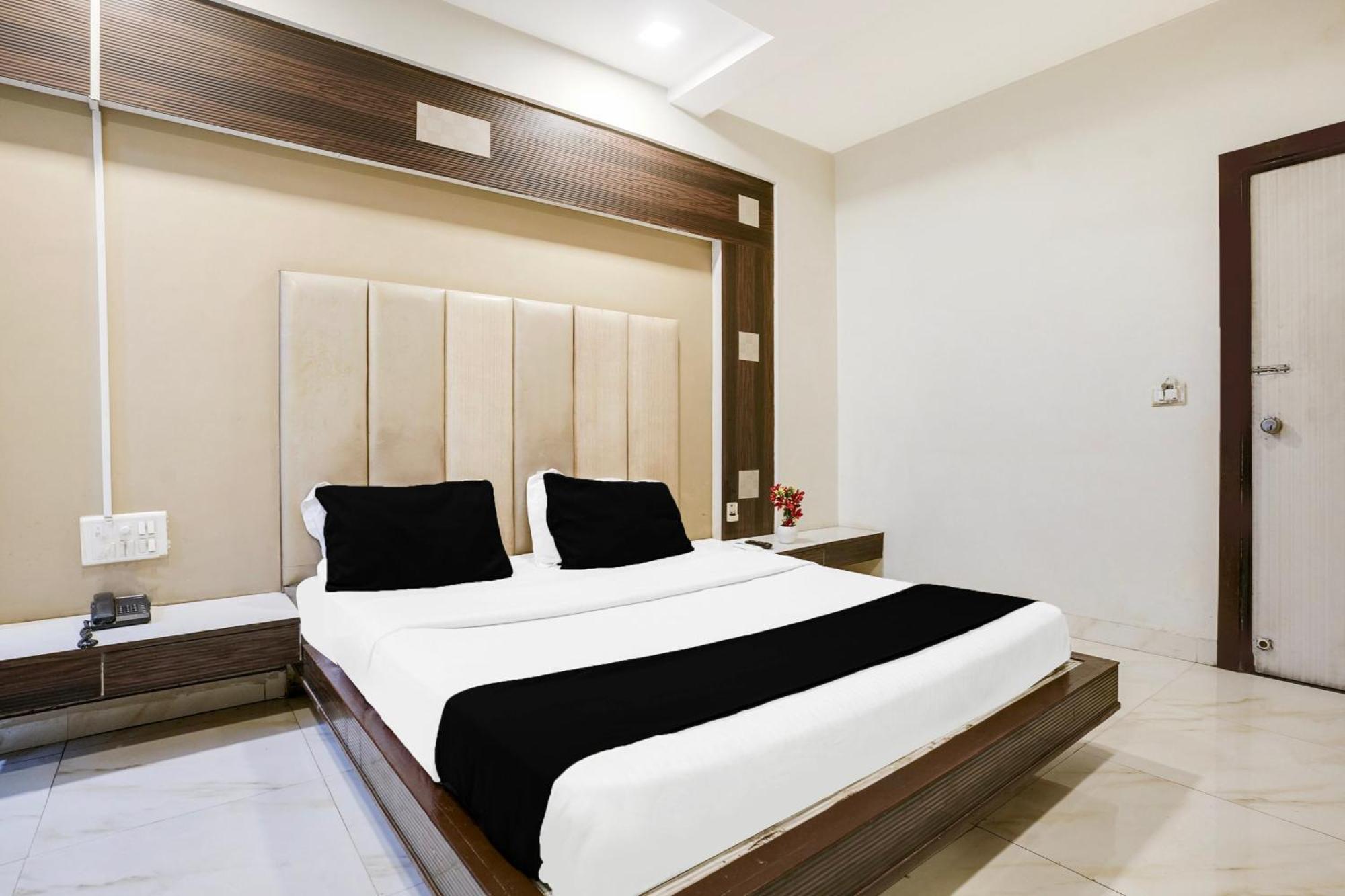 Hotel O Vanya Palace 阿穆达巴 外观 照片