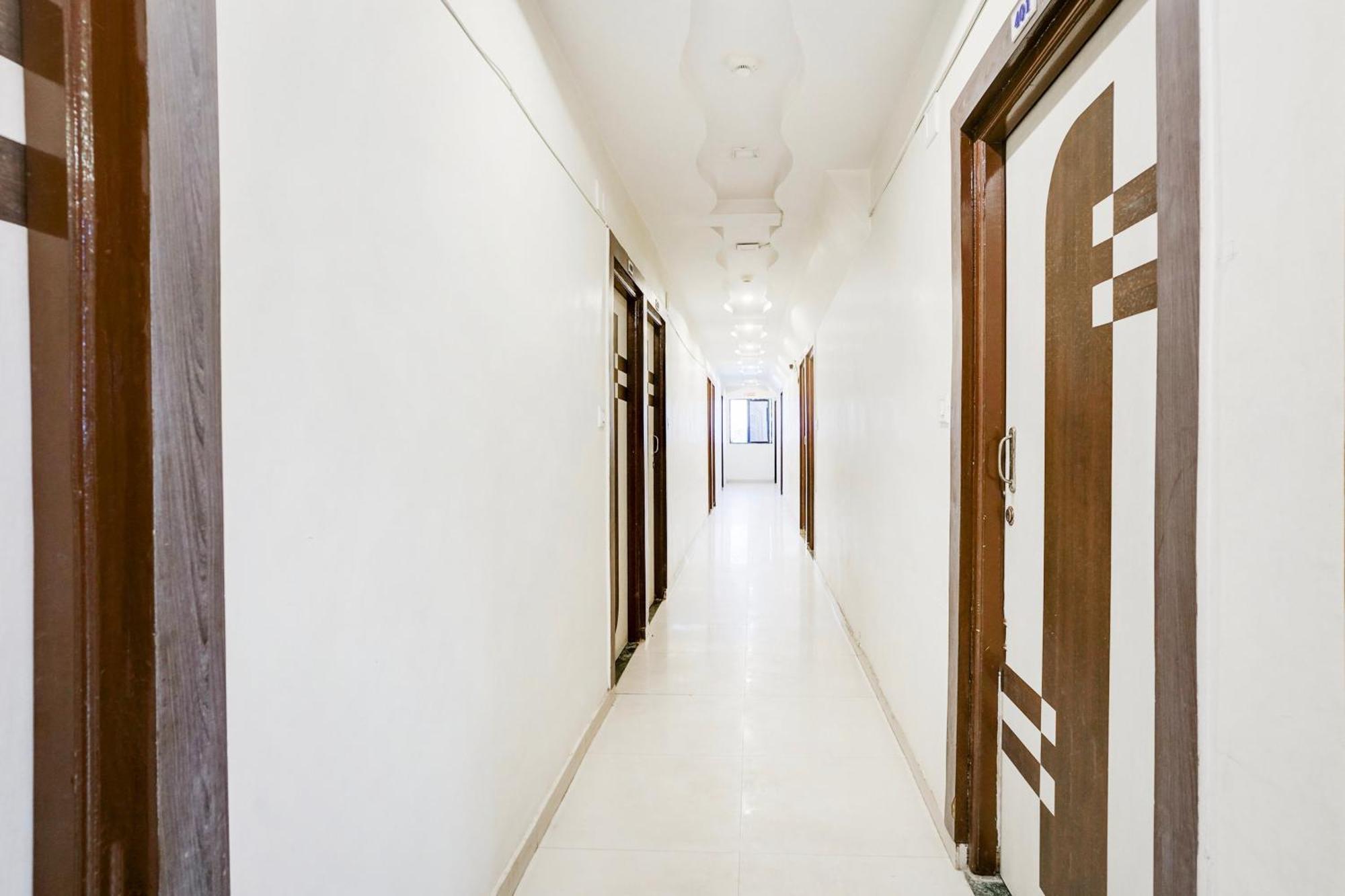 Hotel O Vanya Palace 阿穆达巴 外观 照片